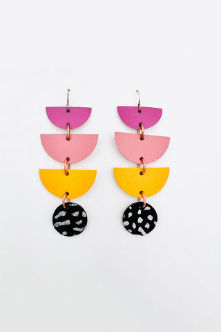 Dangle earrings made of 3 semi circles and 1 circle in leather. 