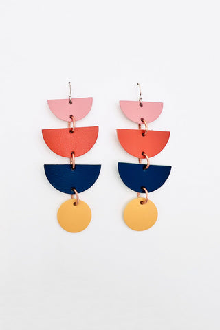 Dangle earrings made of 3 semi circles and 1 circle in leather. 