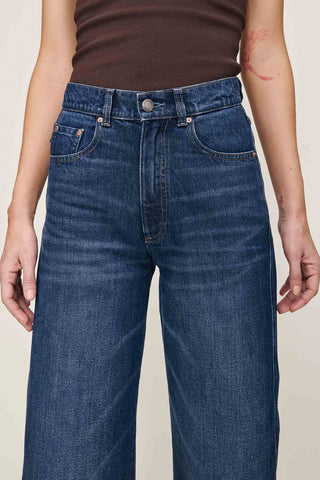 Close-up of model wearing a relaxed fit barrel leg Taylor jeans by DL1961. 