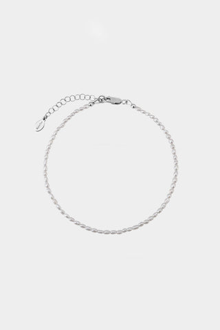 A delicate sterling silver and freshwater pearl bracelet. 
