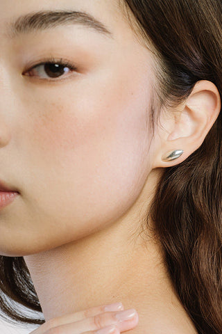 Model wearing sterling silver Kara Yoo Orzo stud earring. 