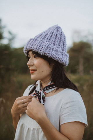 Woman wearing lilac chunky knit rib toque. 
