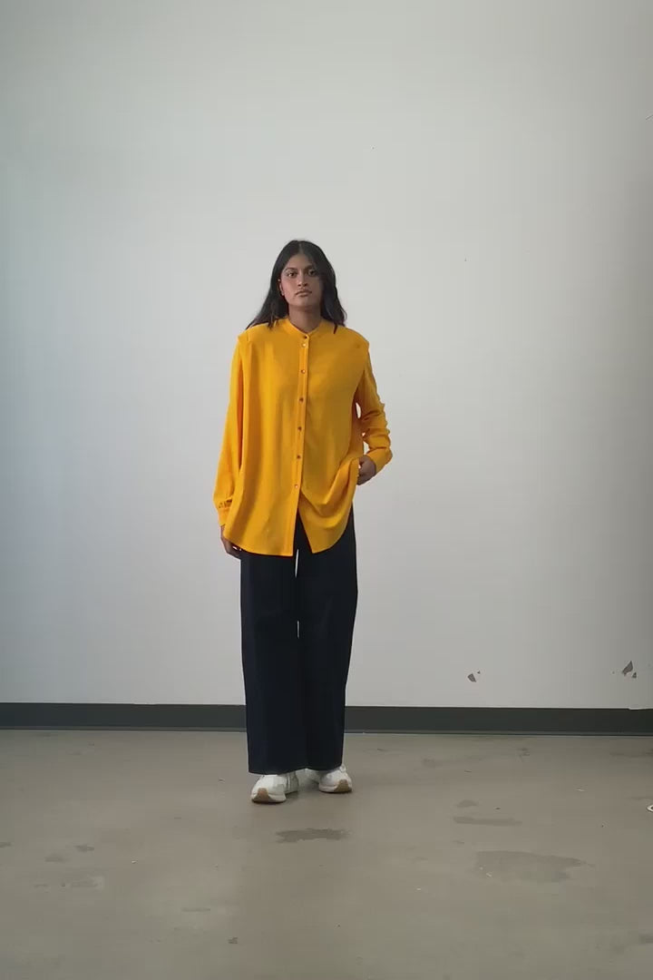 Video of model wearing organic cotton Jennifer Glasgow Moray pants in black. 